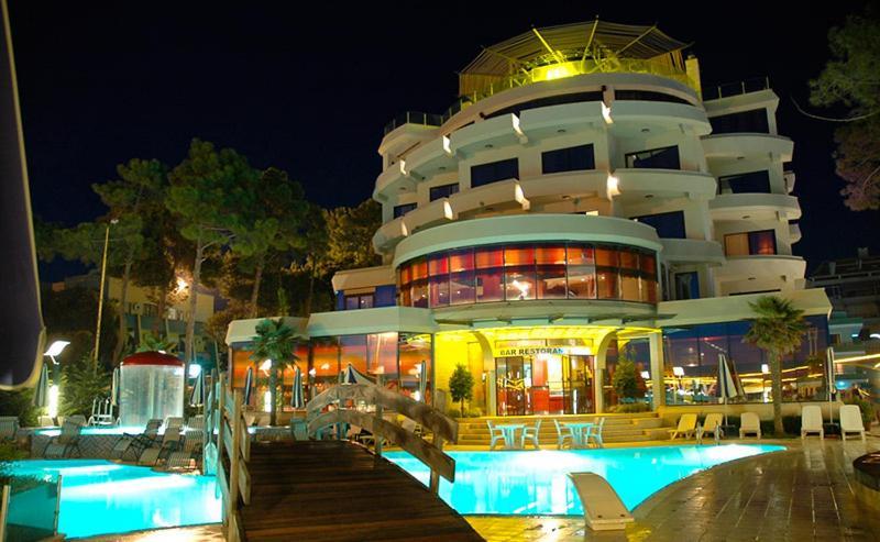 Vela Hotel Restaurant Golem  Exterior photo